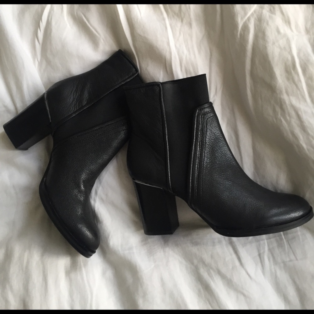 Basic Black Chelsea-ish Boot!!!