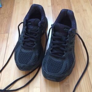 Moving!!! Black womens ASICS gel cumulus 17!