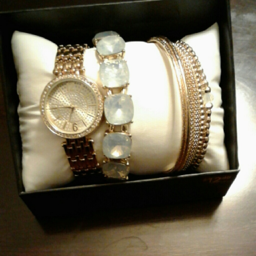 Watch with 3matching bracelet