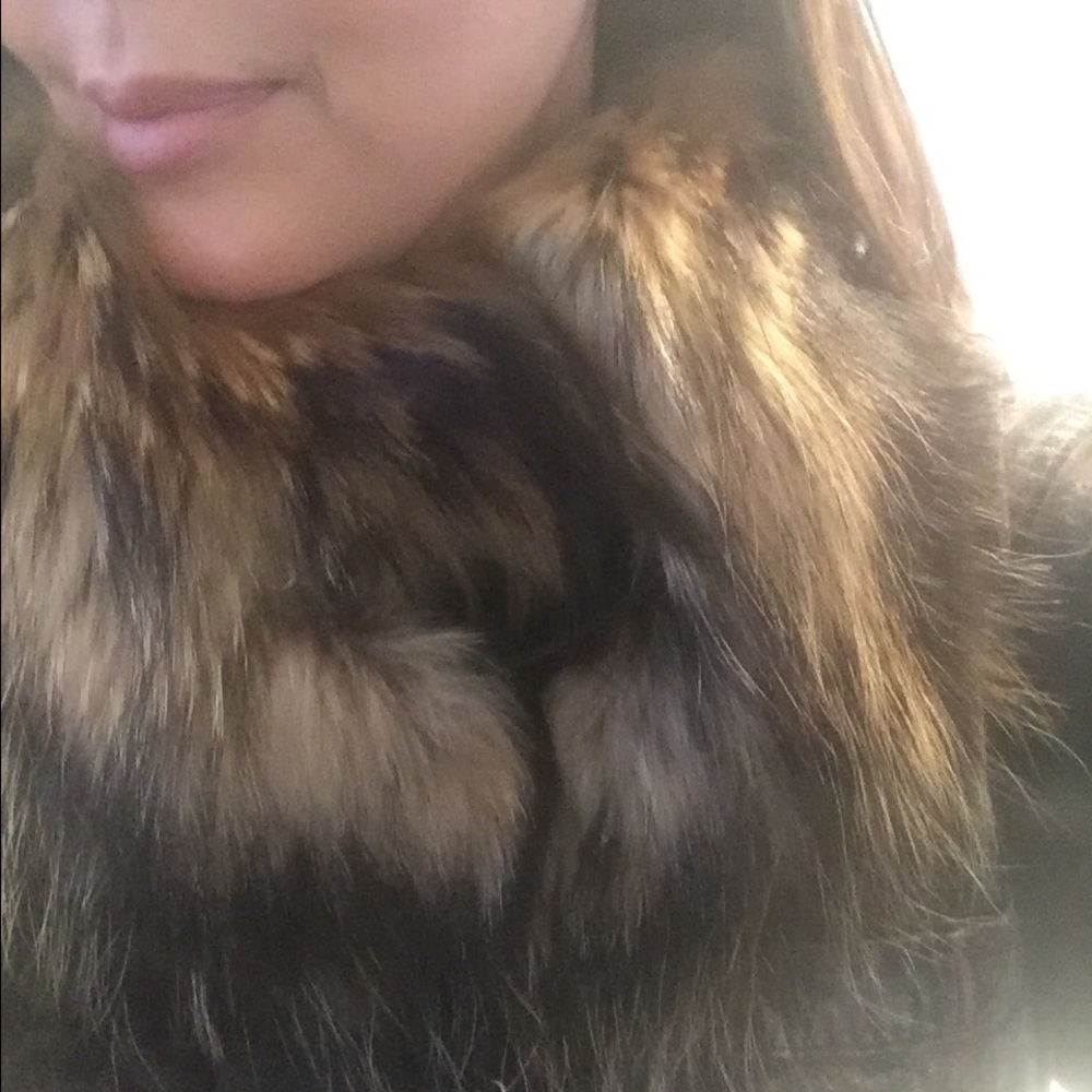 GUCCI REAL FUR COLLAR W LEATHER CLOSURE! Luxe! ⭐️