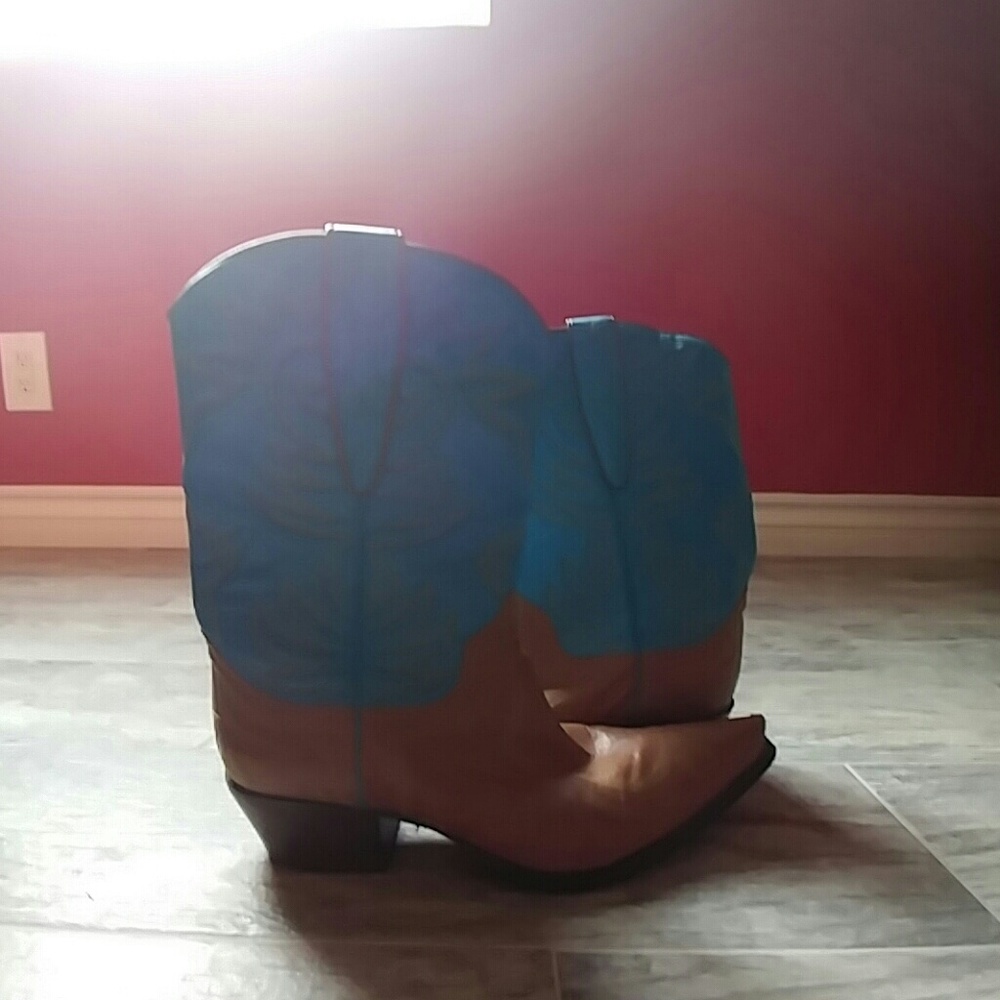 Boot - Picture 2 of 2