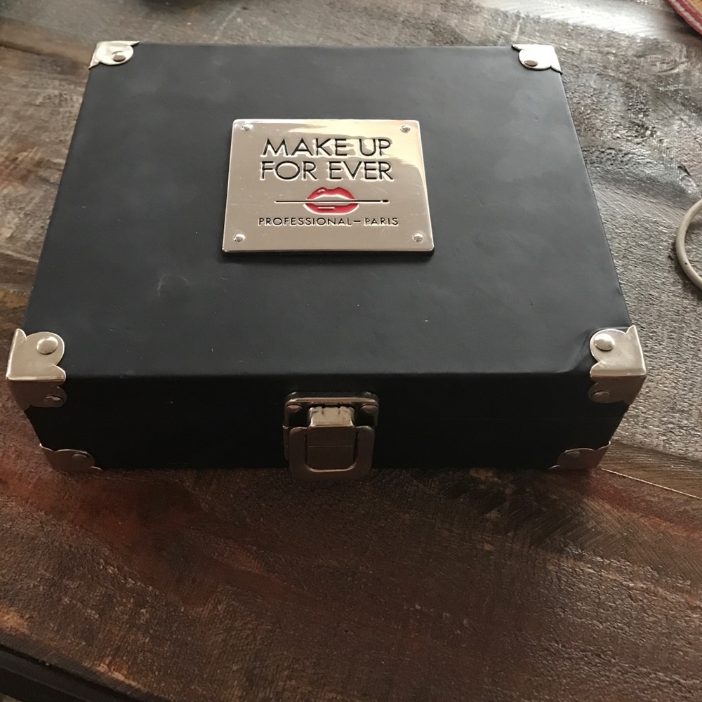 Makeup Forever eyeshadow case palette
