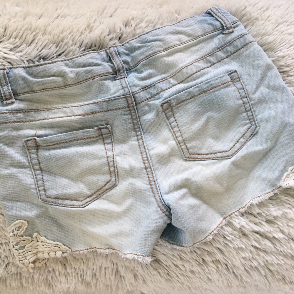 shorts with a floral design - Picture 3 of 4