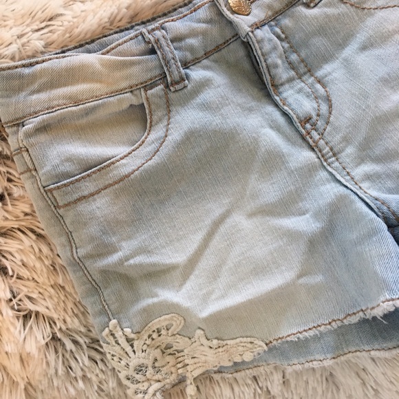 shorts with a floral design - Picture 2 of 4