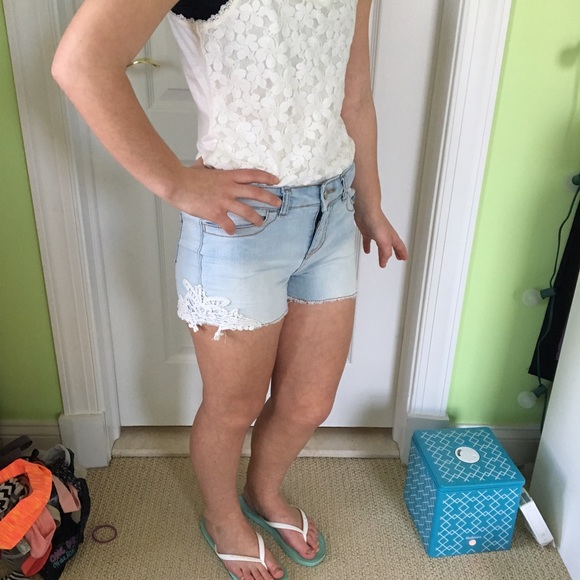 shorts with a floral design - Picture 4 of 4