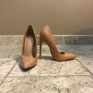 Nude pumps