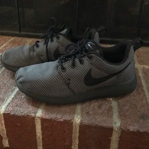 Girls Size 4 Nike Roshe Run