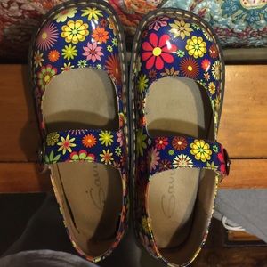 Savvy nursing shoes