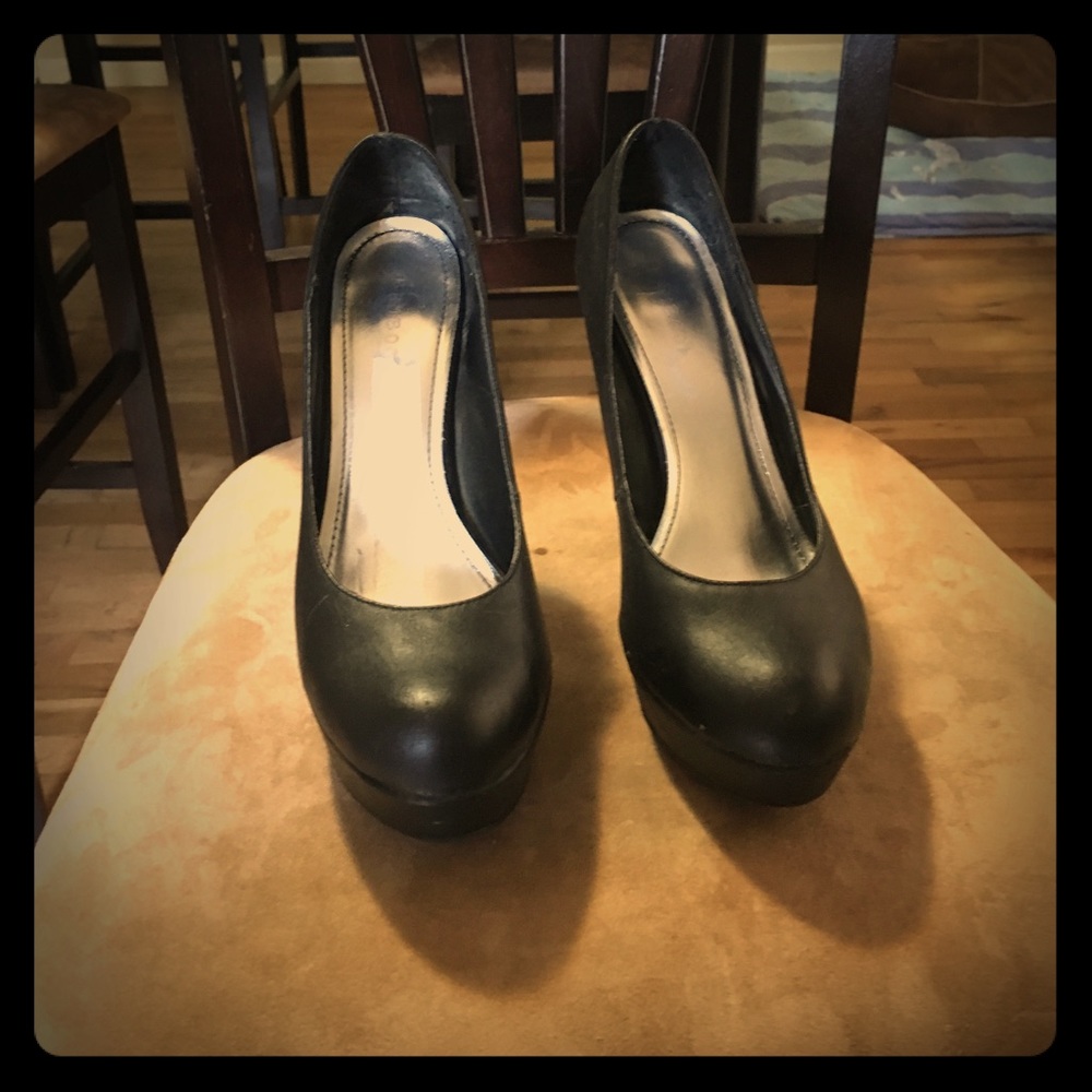 Black bamboo pumps