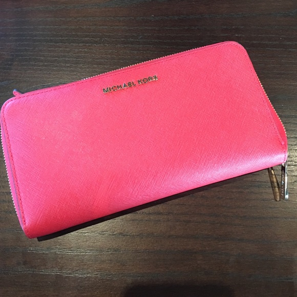 Michael Kors Handbags - 🎉SALE🎉 Coral MK Wallet