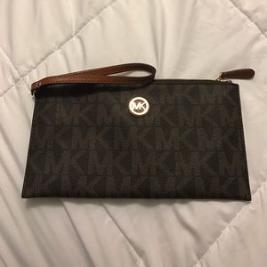 New without tags Micheal Kors wristlet
