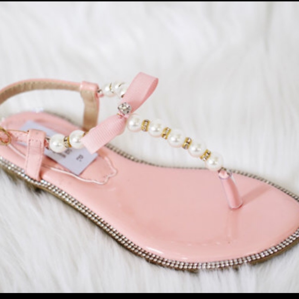 Girls Pearl thong sandals w gold/clear rhinestones