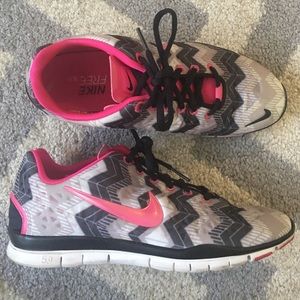 LIKE NEW Nike Free 5.0 Pink/Black Chevron (Size 7)