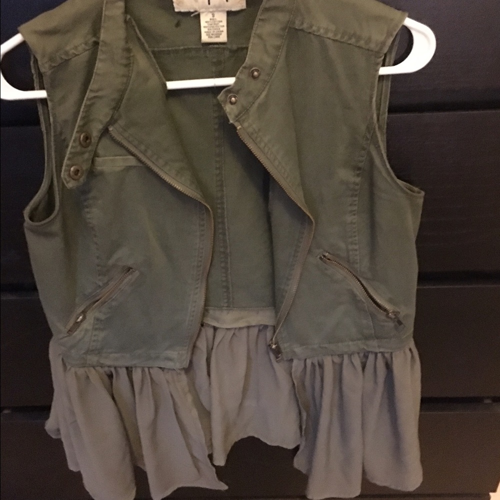 Vest with detachable bottom piece