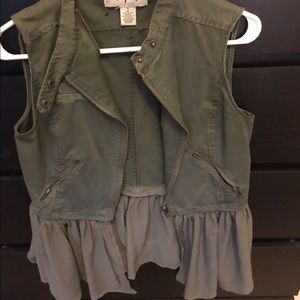 Vest with detachable bottom piece