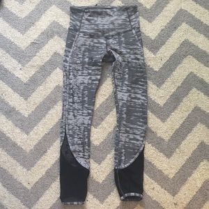 LIKE NEW Lululemon Black/Gray 7/8 pants (Size 4)