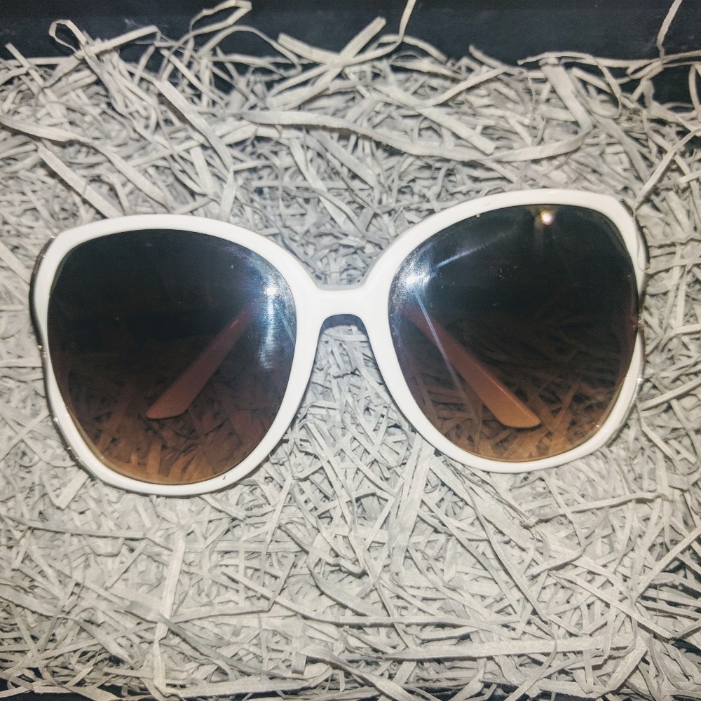 {Rocawear} white sunglasses 🕶️