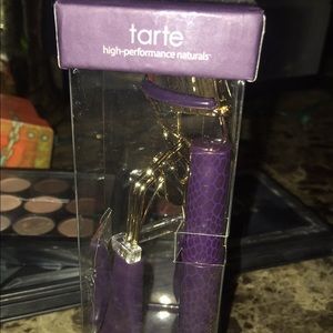 Tarte eyelash curler & mini mascara.