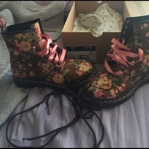 Girly Flower Dr Martens 🌺