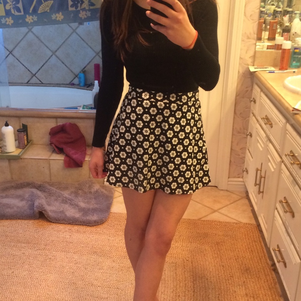 Adorable high waisted skater skirt. Floral print.