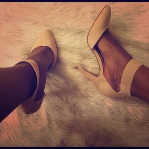 Closed toe heels.