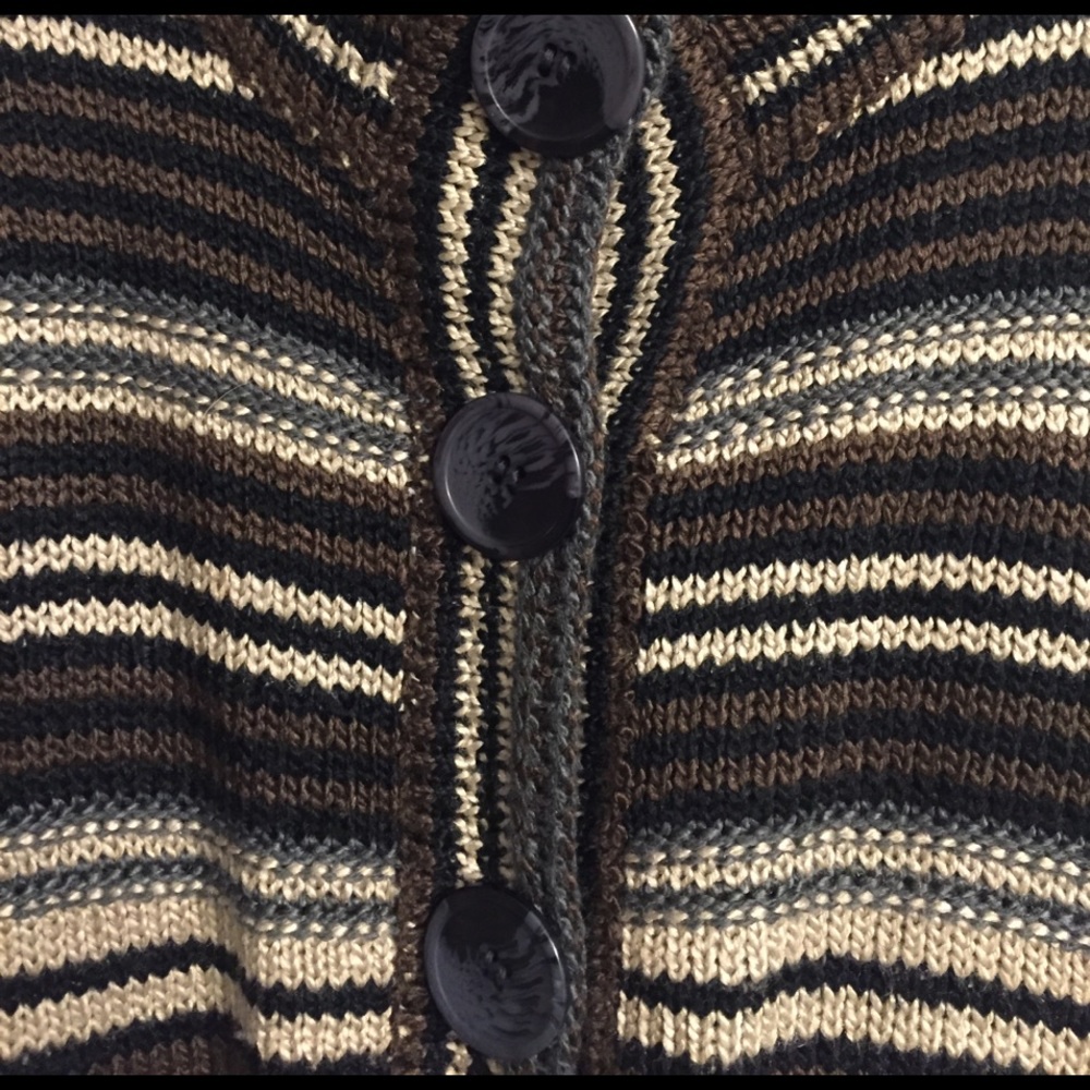 Large button sweater - Picture 2 of 2
