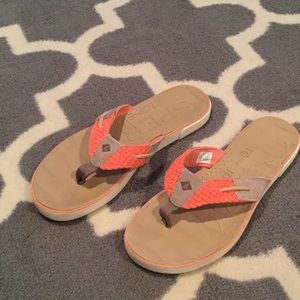 Women's Coral Sperry Flip Flops! Size 9