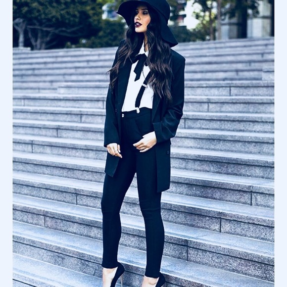 WELCOME! Meet your POSHER, Lucy 👑! - Picture 3 of 3