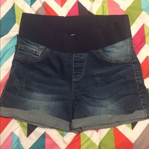 Maternity shorts size small
