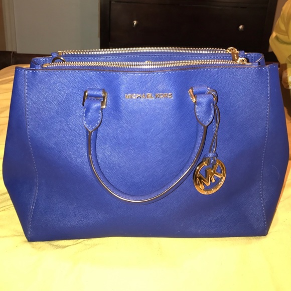 Handbags - Barely wear bag anymore. Deserves new home
