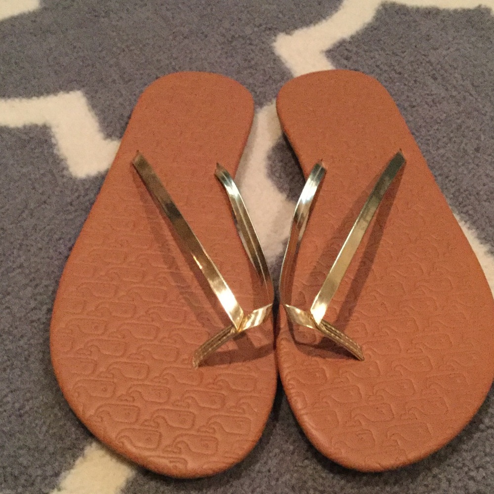 Vineyard Vines- size 8, gold metallic flip flops.