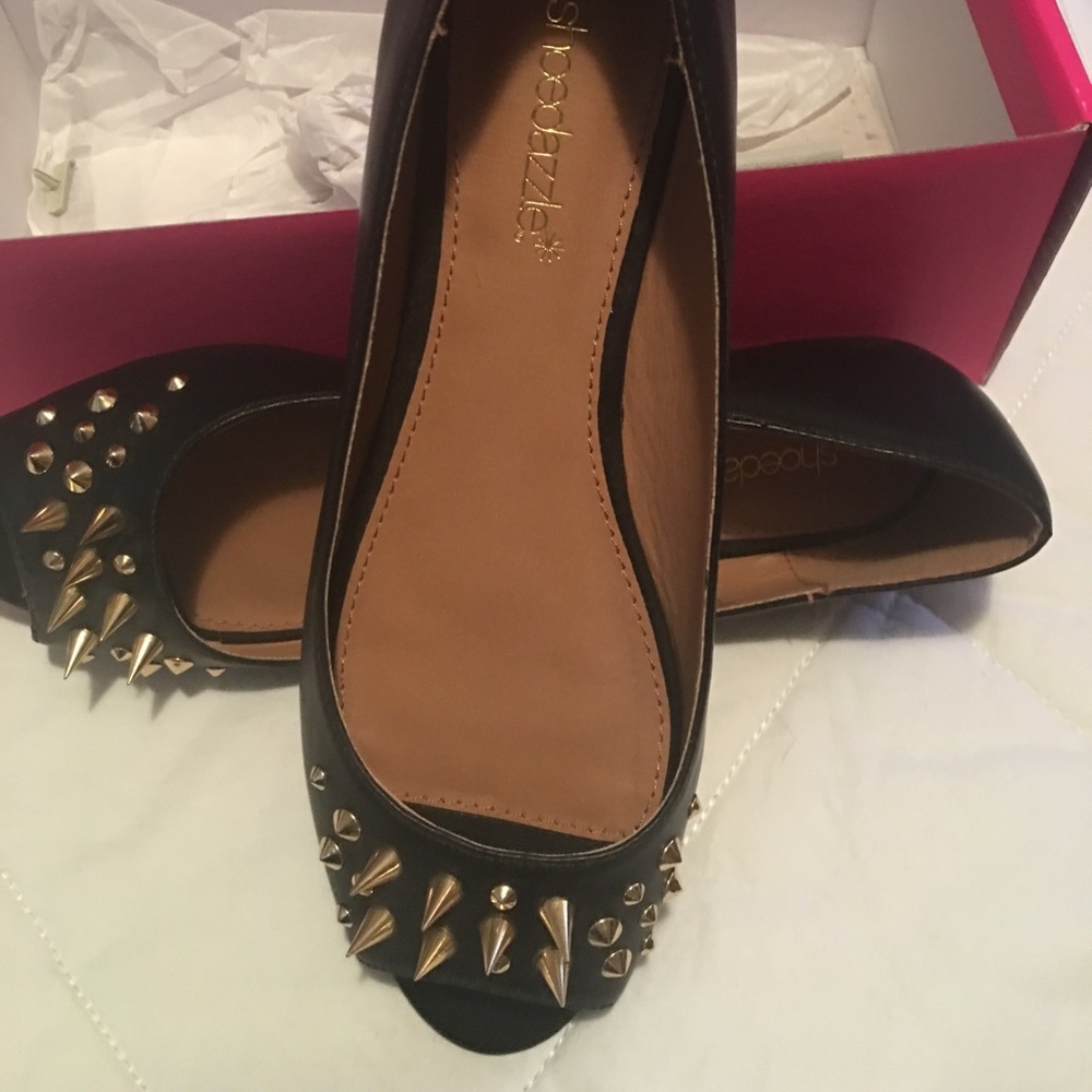 Black flat casual shoe