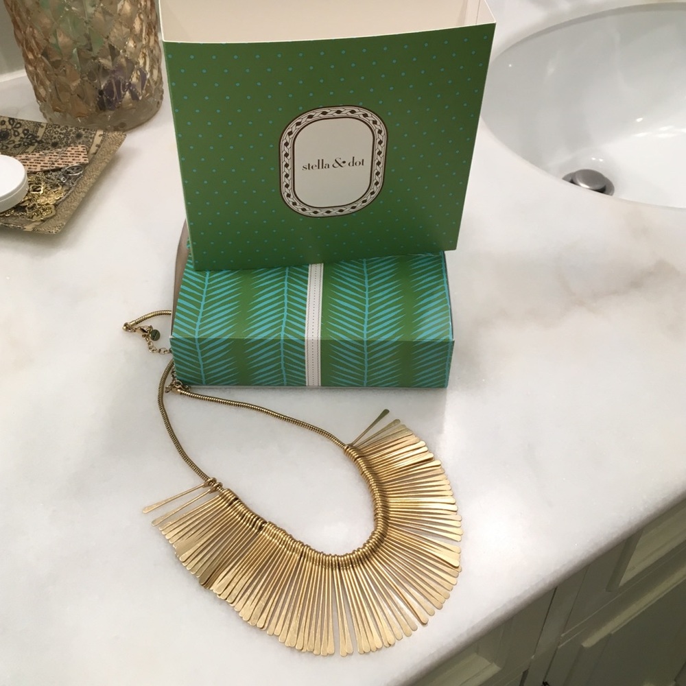 Gorgeous Stella & Dot gold fringe necklace
