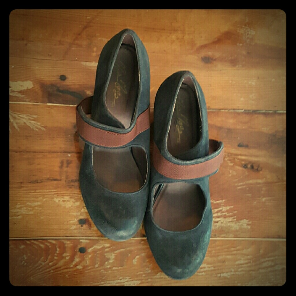 Miz Mooz black leather upper with rubber sole