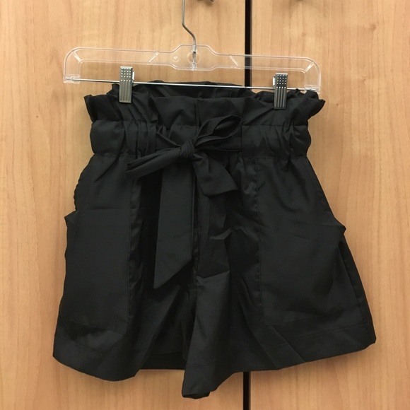 High waisted ruffle shorts - Picture 1 of 3