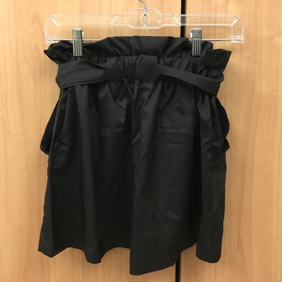 High waisted ruffle shorts - Picture 2 of 3