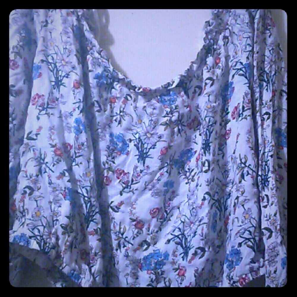 Im selling a  white flower crop shirt