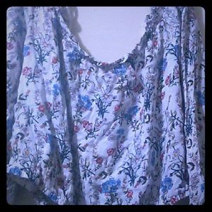 Im selling a  white flower crop shirt