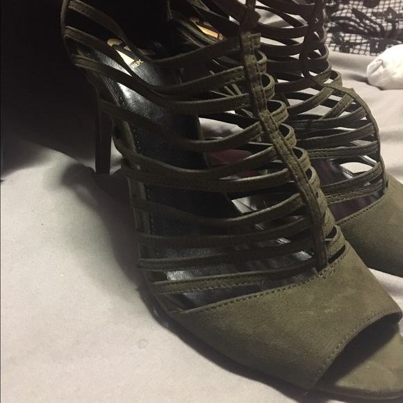 Green Heels - Picture 3 of 3