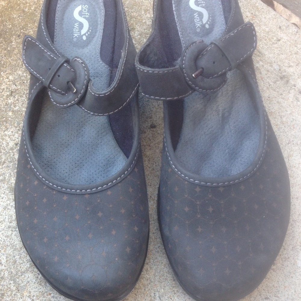 Women's Soft Walk Slip On Shoes Size 6M
Black