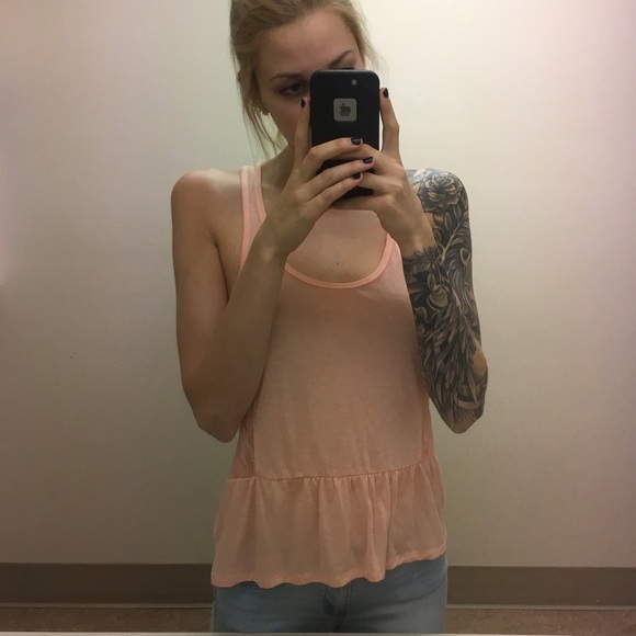 Small top, pink peach color. Loose fitting - Picture 2 of 3