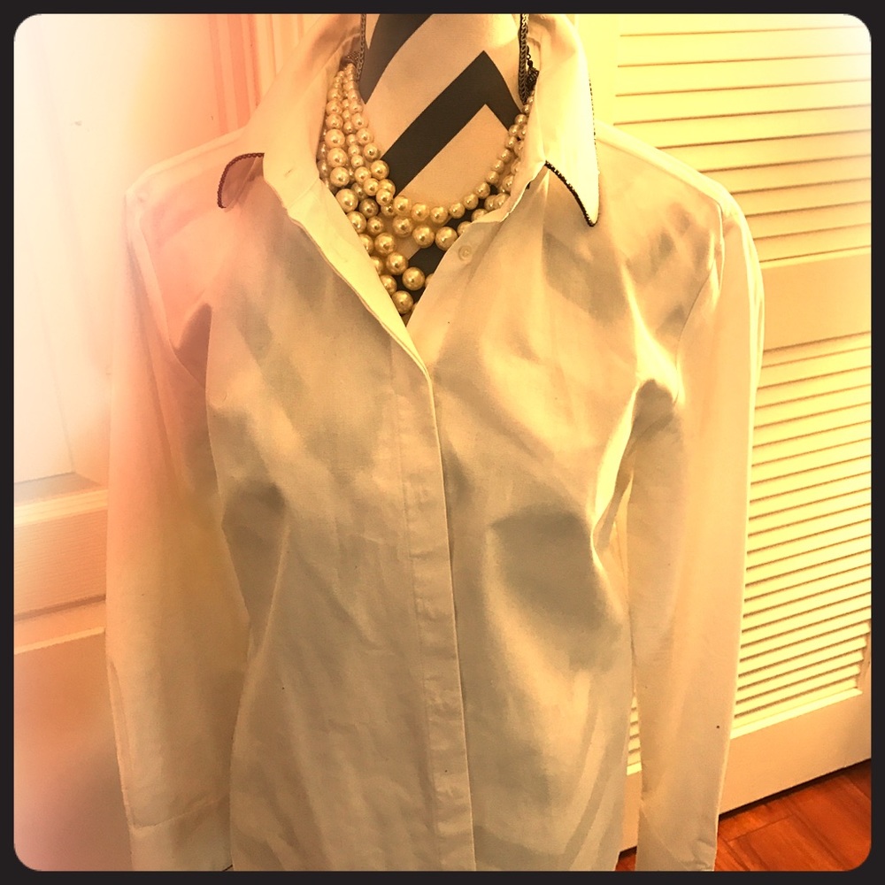 white button down shirt w/detail collar/cuffs