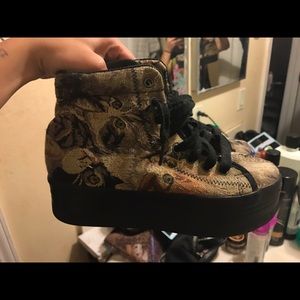 JEFFREY CAMPBELL CAT TAPESTRY PLATFORM