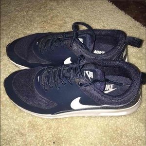 Nike Thea