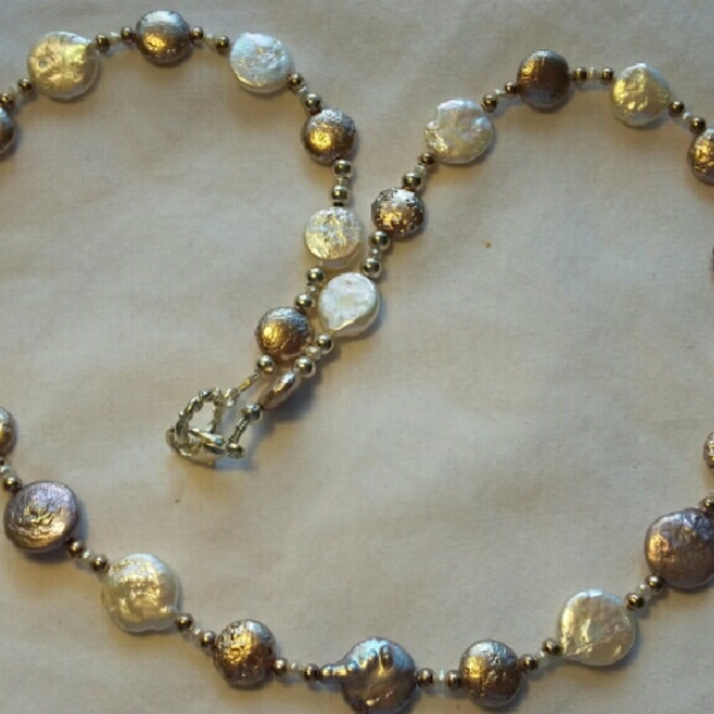 Pearl necklace , very nice colors