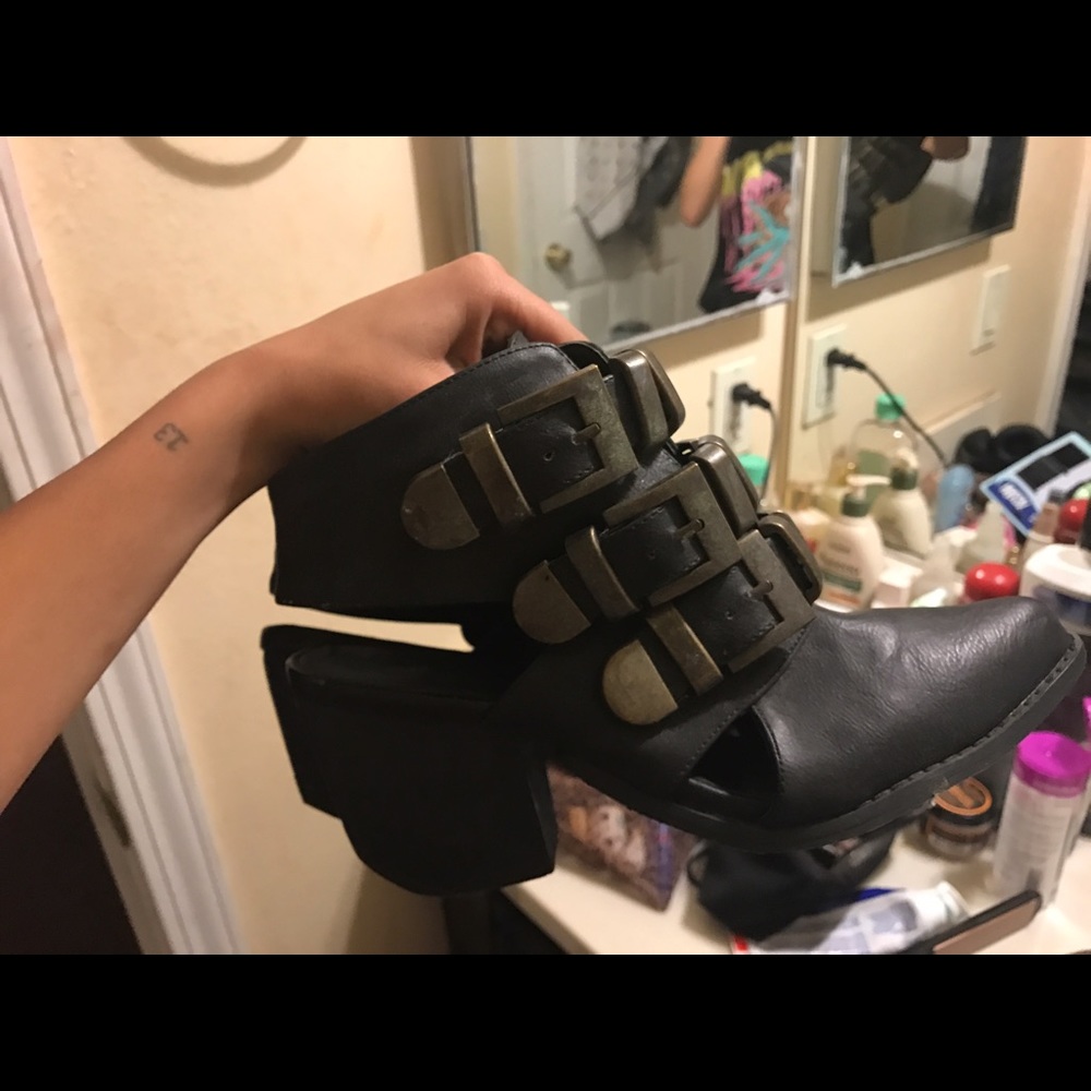 Buckled boots!