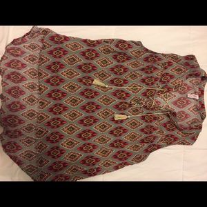 Sleeveless, loose gray and pink patterned shirt