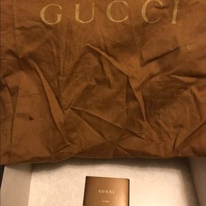 Authentic GUCCI handbag with duvet and card.