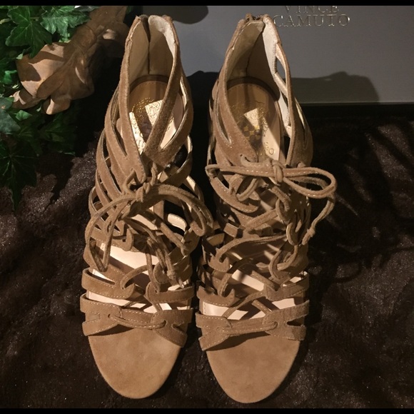 Sold! Firm. NWT Vince Camuto Strappy Heel, 9 - Picture 4 of 8