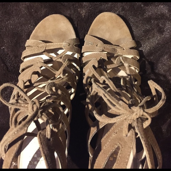 Sold! Firm. NWT Vince Camuto Strappy Heel, 9 - Picture 8 of 8